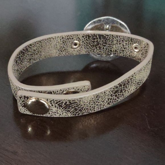 Sheng Tong Women's Gold Metallic with Hammered Gold Disc - Picture 2 of 3